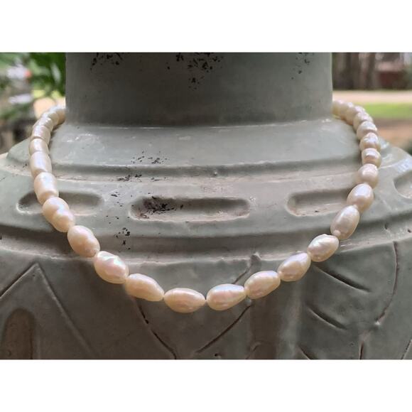 Strand of Freshwater Ringed Pearls with Gold Tone Findings 17 Inches - Picture 6 of 7